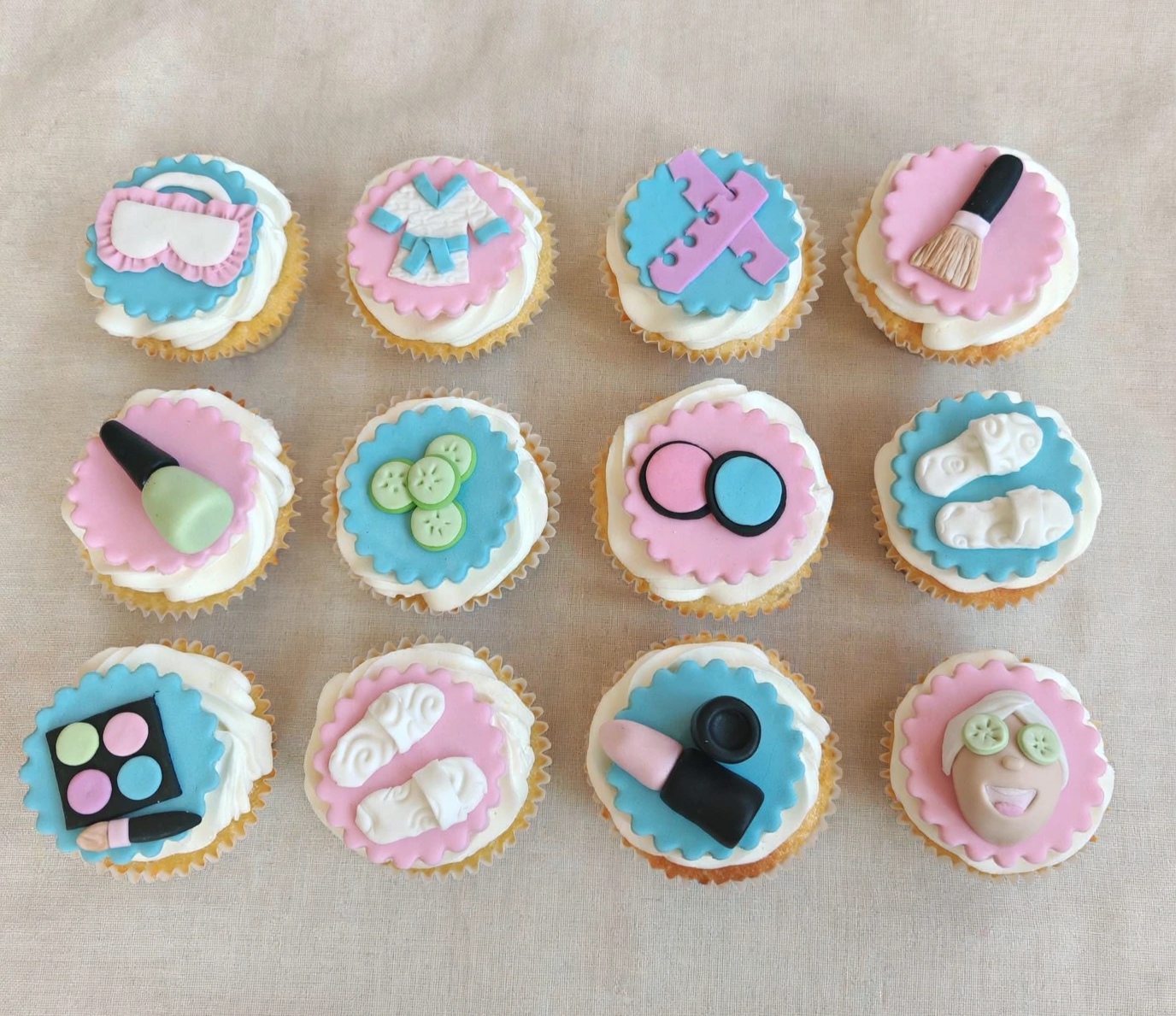 Cupcakes cake by Bakery Queens